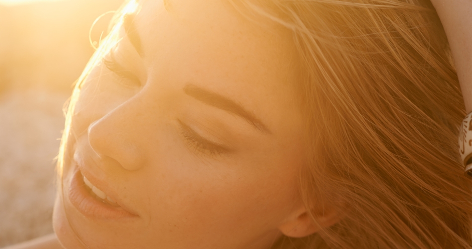Soleil, on t’aime… mais avec précaution ! Nos conseils skincare de l’été